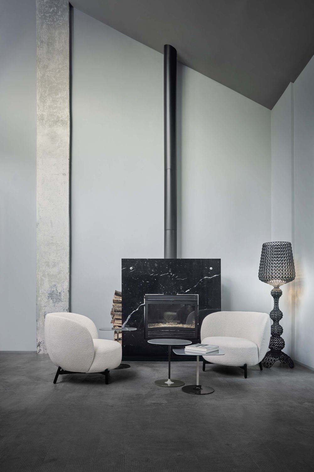 Kartell-Kabuki-Stehleuchte-schwarz-Ambiente-Kamin