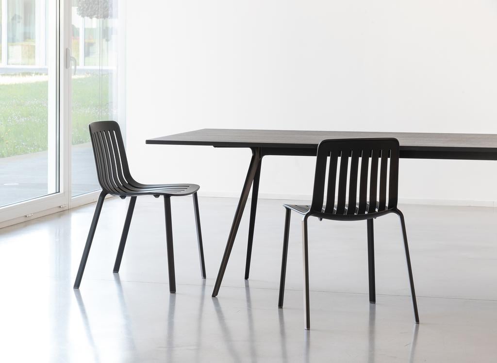 Magis-Plato-Stuhl-schwarz-Ambiente-Esstisch