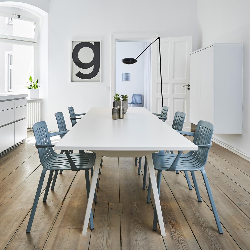 Magis-Plato-Stuhl-mit-Armlehne-hellblau-Ambiente-Esstisch
