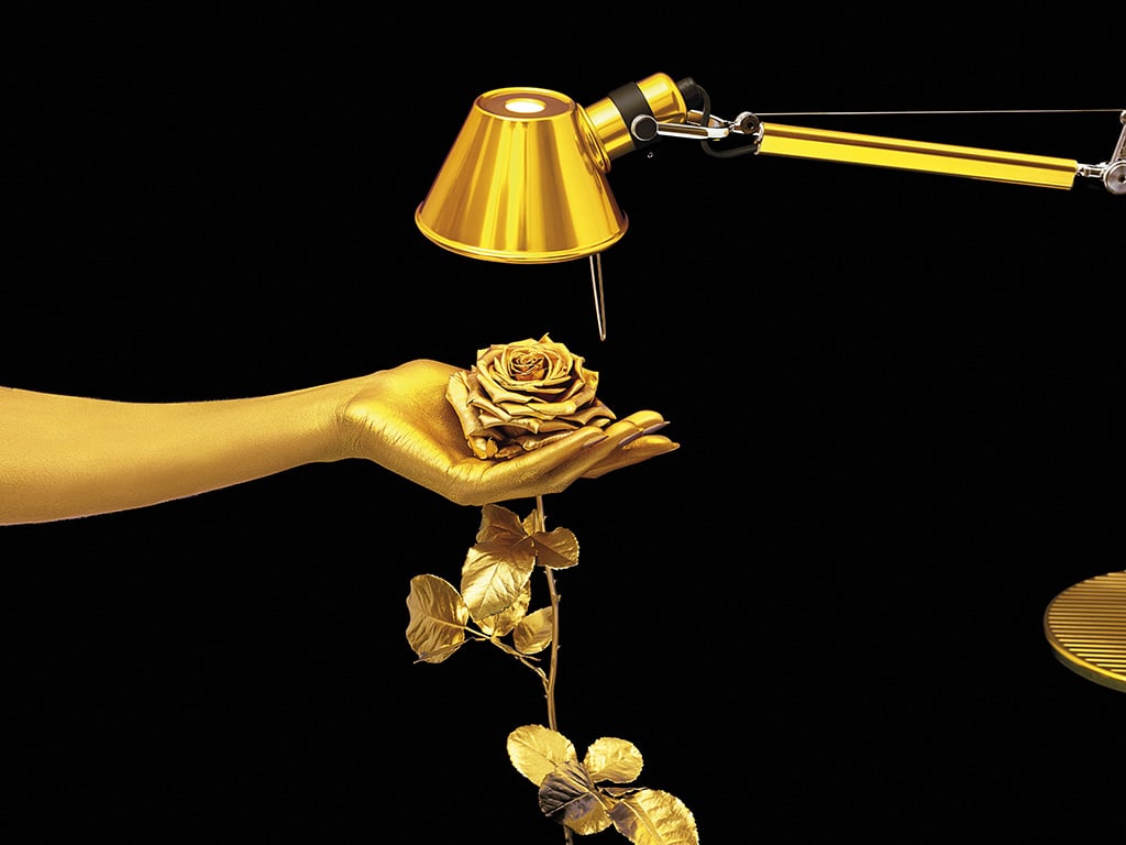 artemide tolomeo micro tischleuchte gold ambiente 2