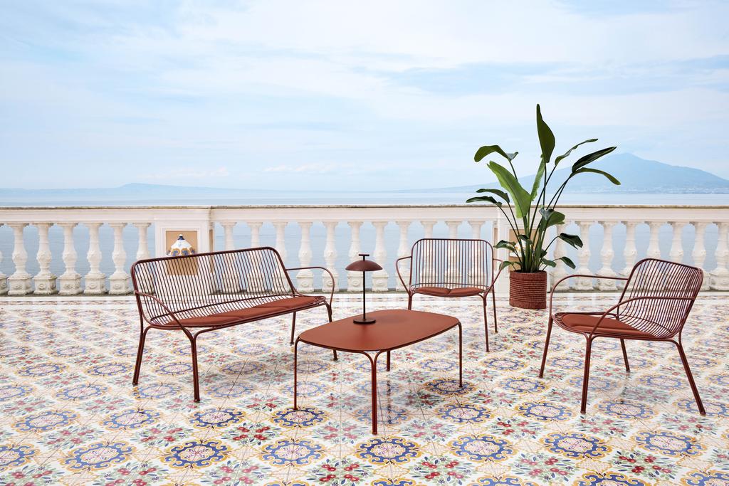 Kartell-Hiray-Kollektion-rot-Ambiente-Dachterrasse