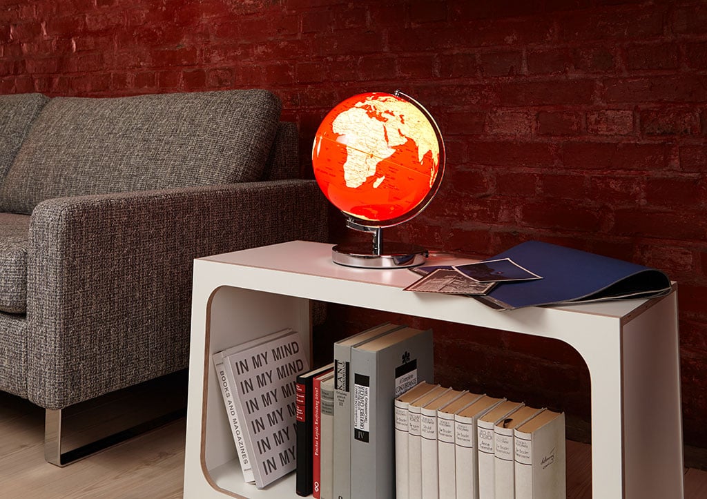 emform Terra Light Tischglobus mit Licht rot AN Ambiente