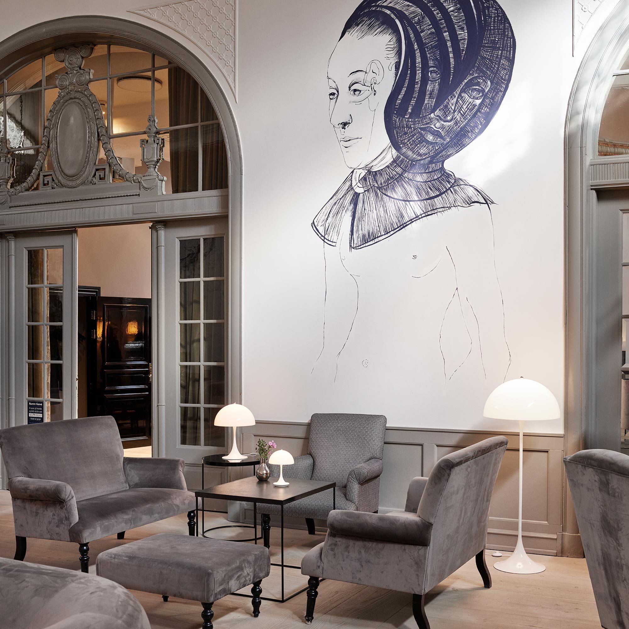 Louis Poulsen Panthella 320 Tischleuchte (opal beige)