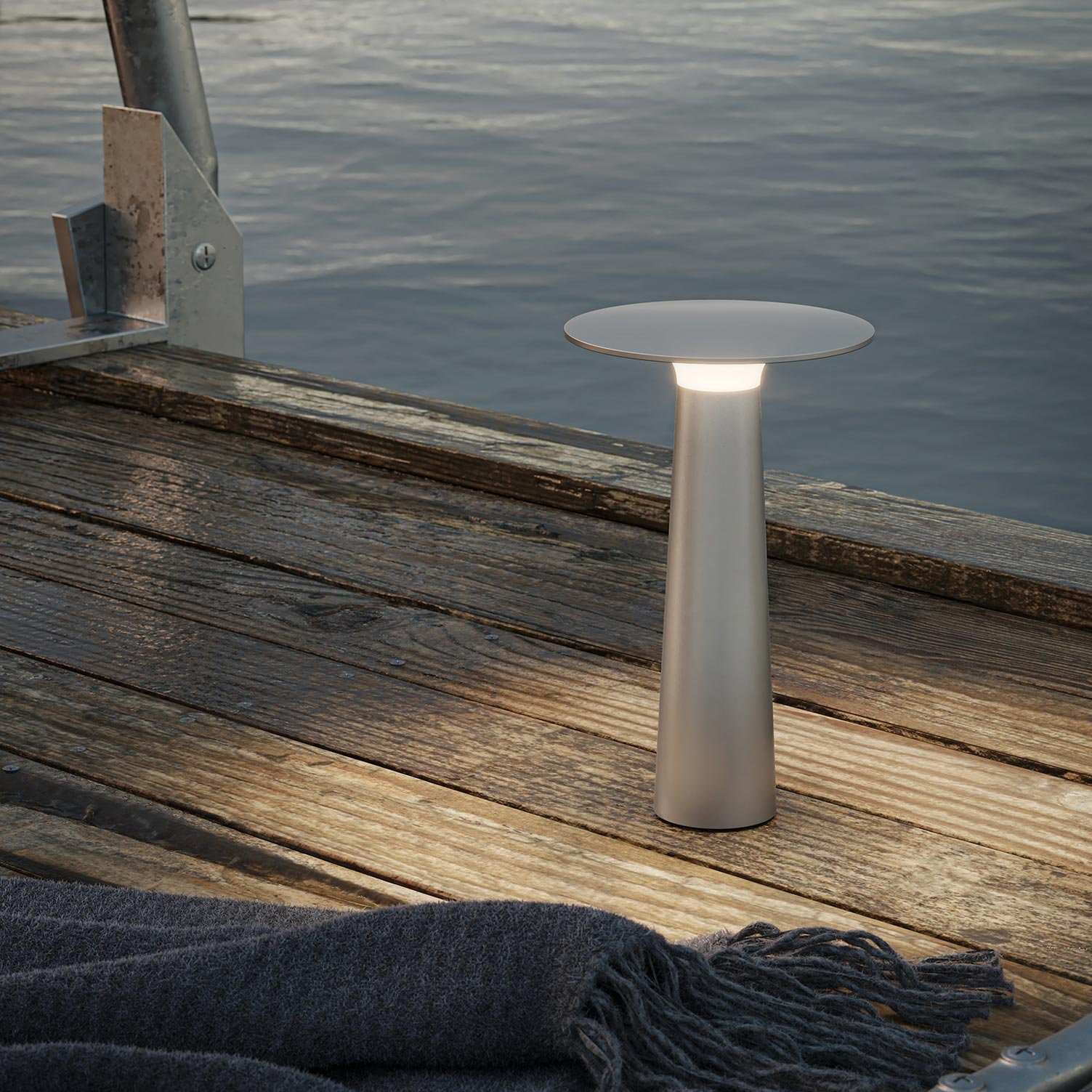 IP44.de lix Tischleuchte / Akkuleuchte - mit Charging Base (frozen silver)