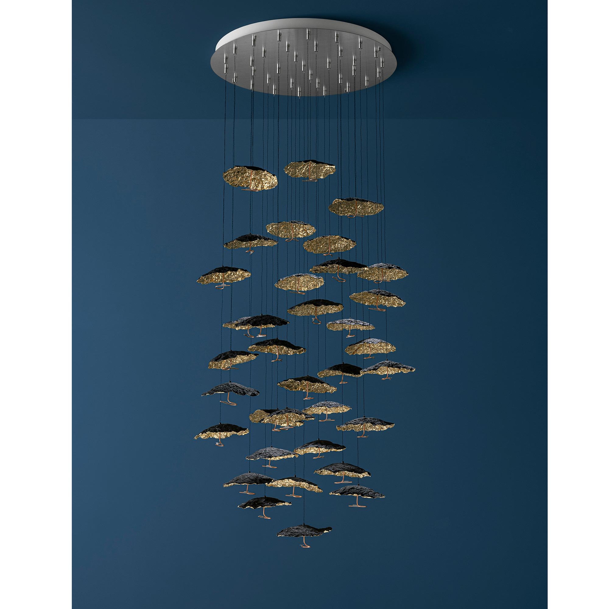 Catellani & Smith Gold Moon Chandelier Pendelleuchte (Cascata (Wasserfall-Anordnung), 20 x Ø 20cm Schirm schwarz / gold)