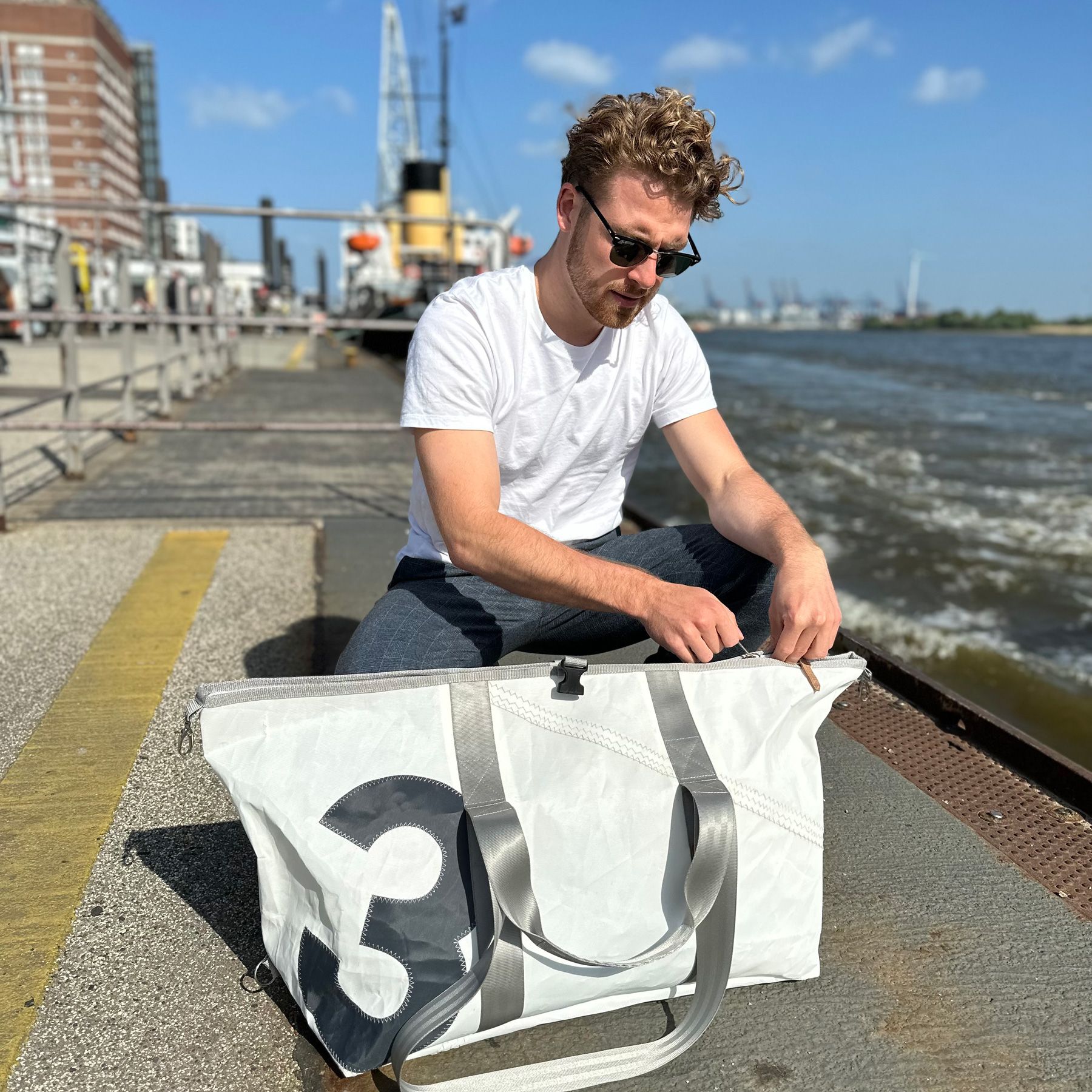 360° Taschen Kutter XL Reisetasche (weiß / blau, Zahl hellgrau, Gurt blau / grau, Boden in Plane grau)