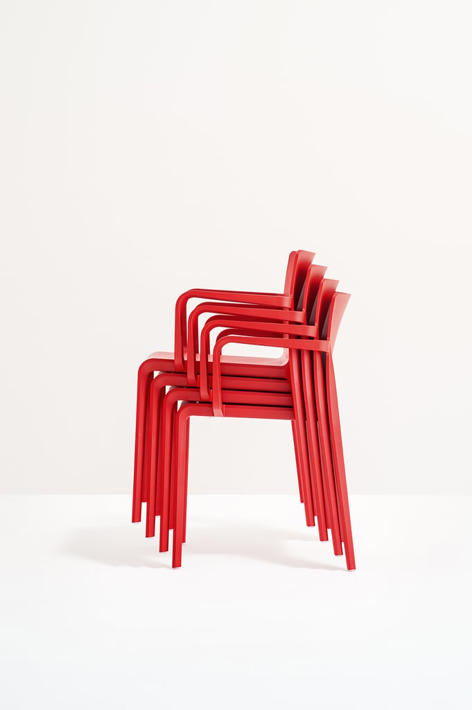 Pedrali Volt 675 Stuhl mit Armlehne rot gestapelt