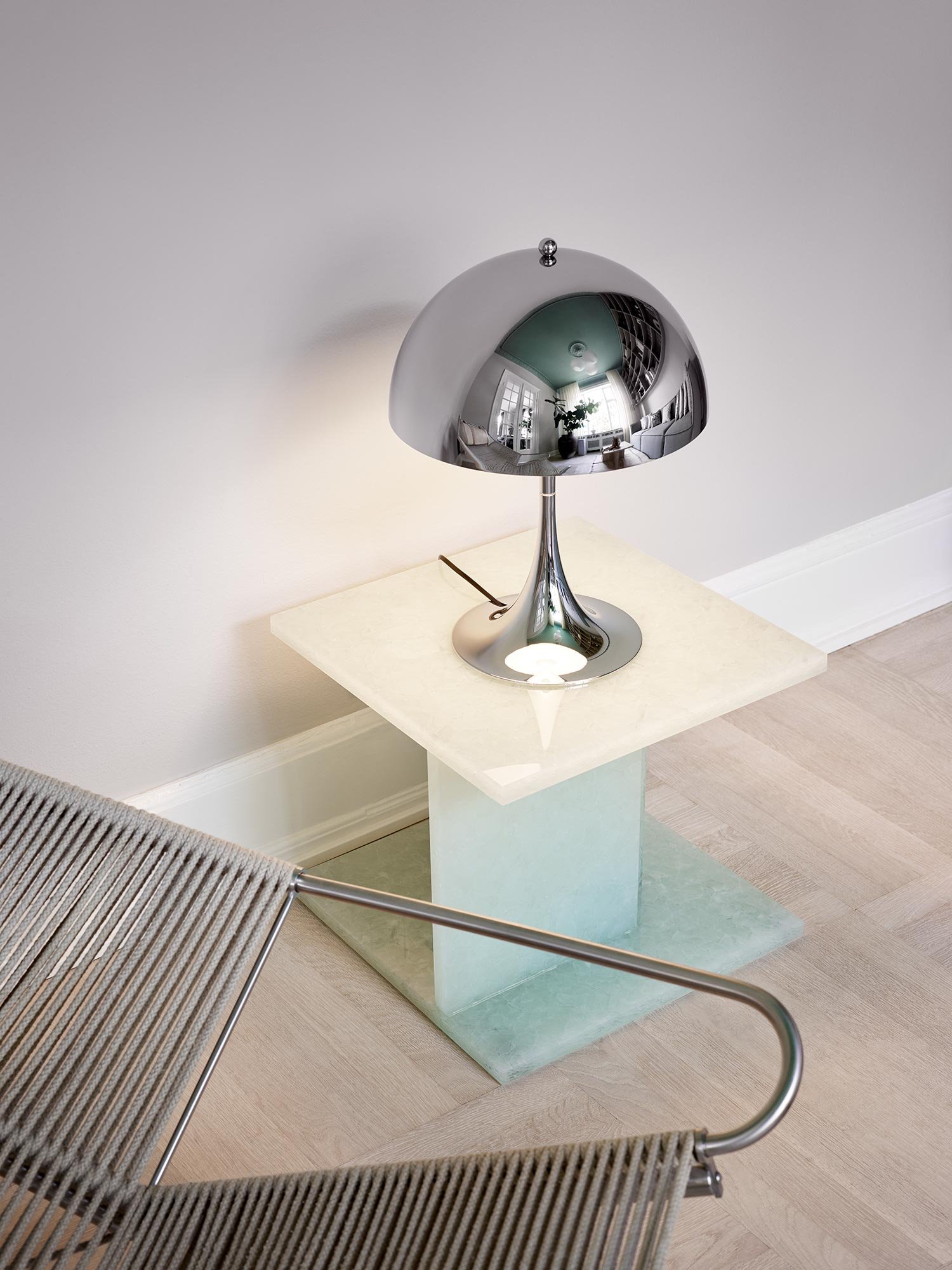 Louis Poulsen Panthella 320 Tischleuchte (opal beige)