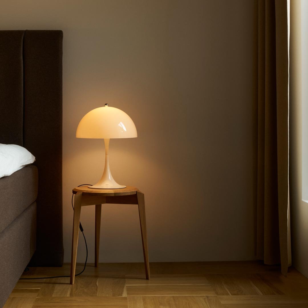 Louis Poulsen Panthella 320 Tischleuchte (opal beige)