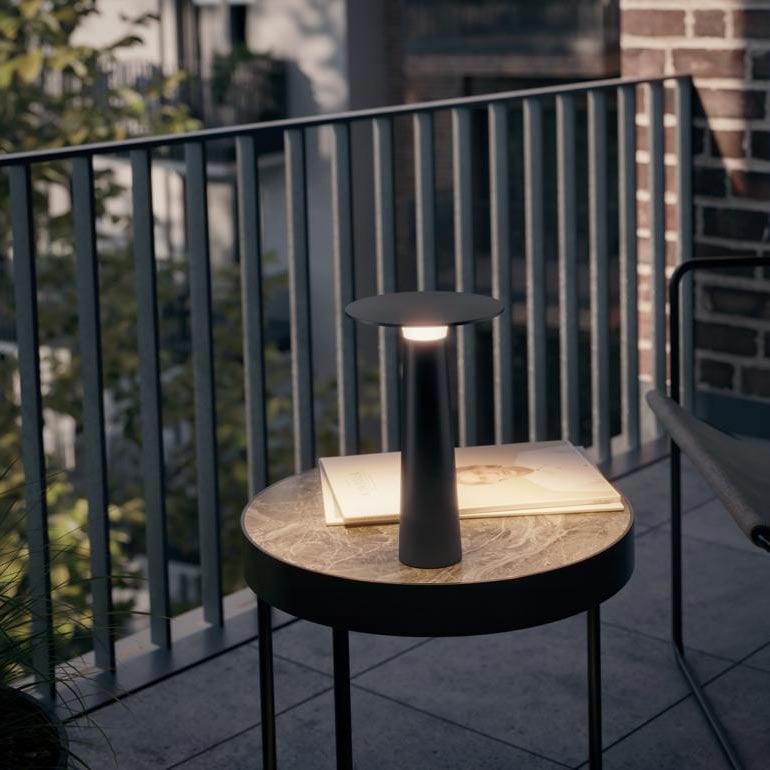 IP44.de lix Tischleuchte / Akkuleuchte - mit Charging Base (frozen silver)