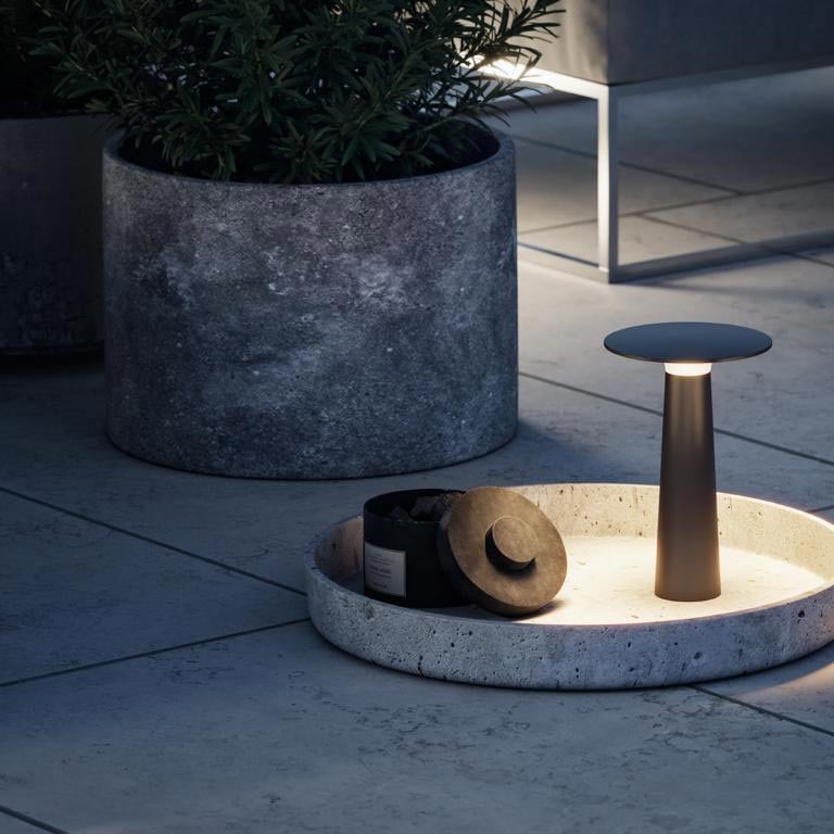 IP44.de lix Tischleuchte / Akkuleuchte - mit Charging Base (frozen silver)