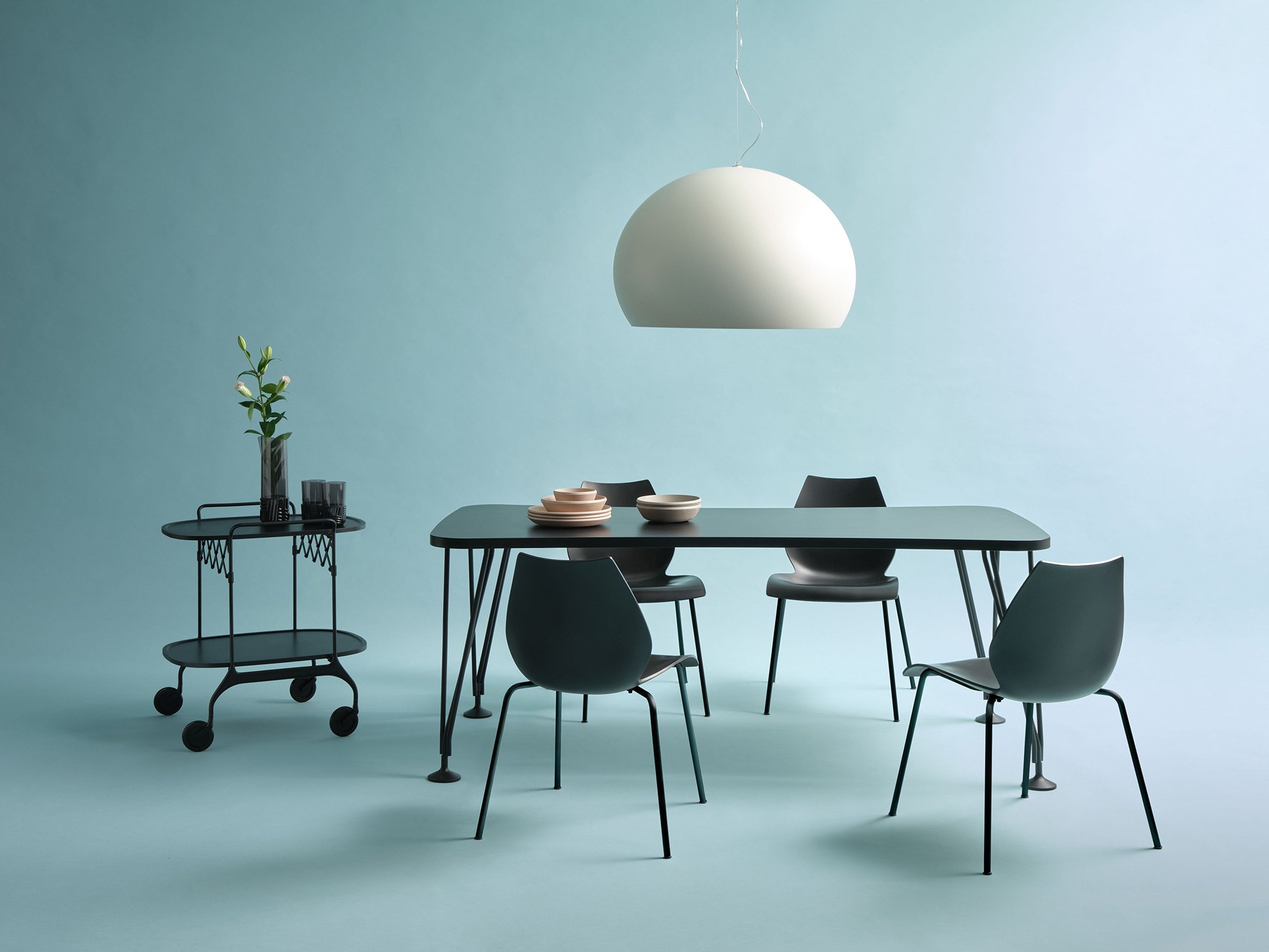 Kartell Maui Stuhl, Beine schwarz lackiert