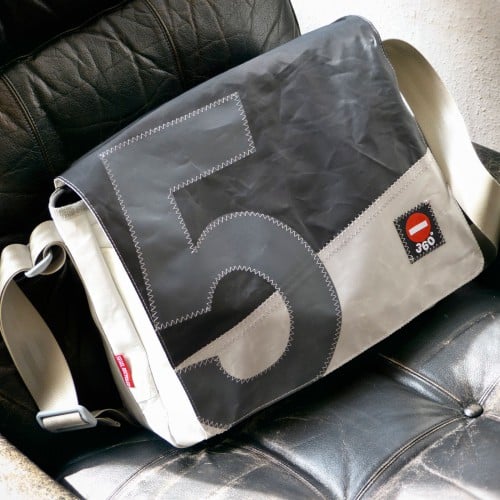 360° Taschen Barkasse Laptoptasche (weiß / Persenning grau, Stencil Aufschrift, Gurt grau)