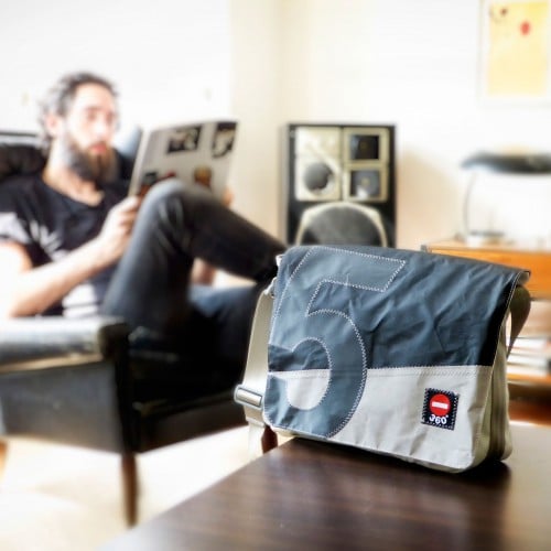 360° Taschen Barkasse Laptoptasche (weiß / Persenning grau, Stencil Aufschrift, Gurt grau)