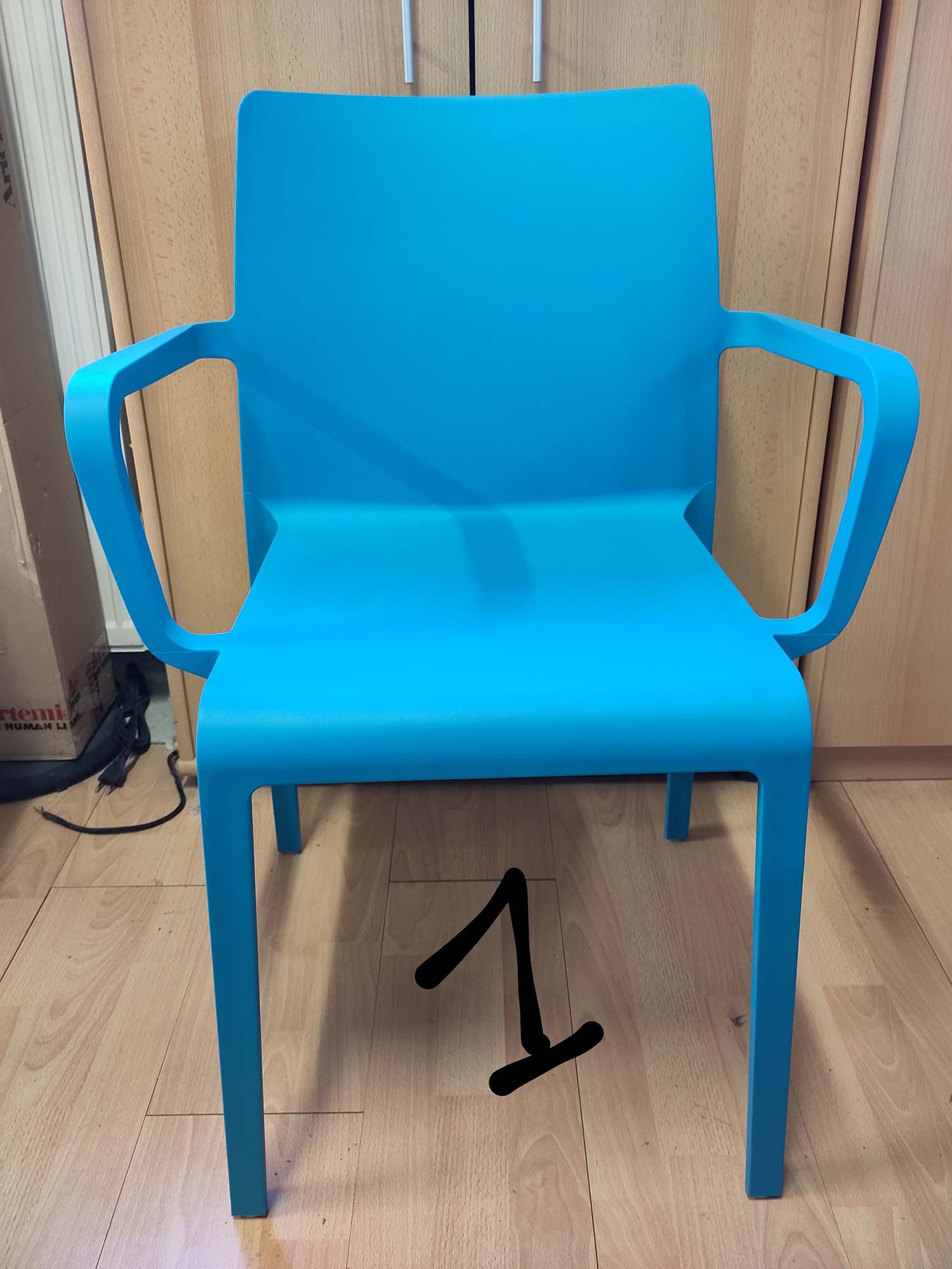 Pedrali Volt 675 Stuhl mit Armlehne - blau - Aussteller 1
