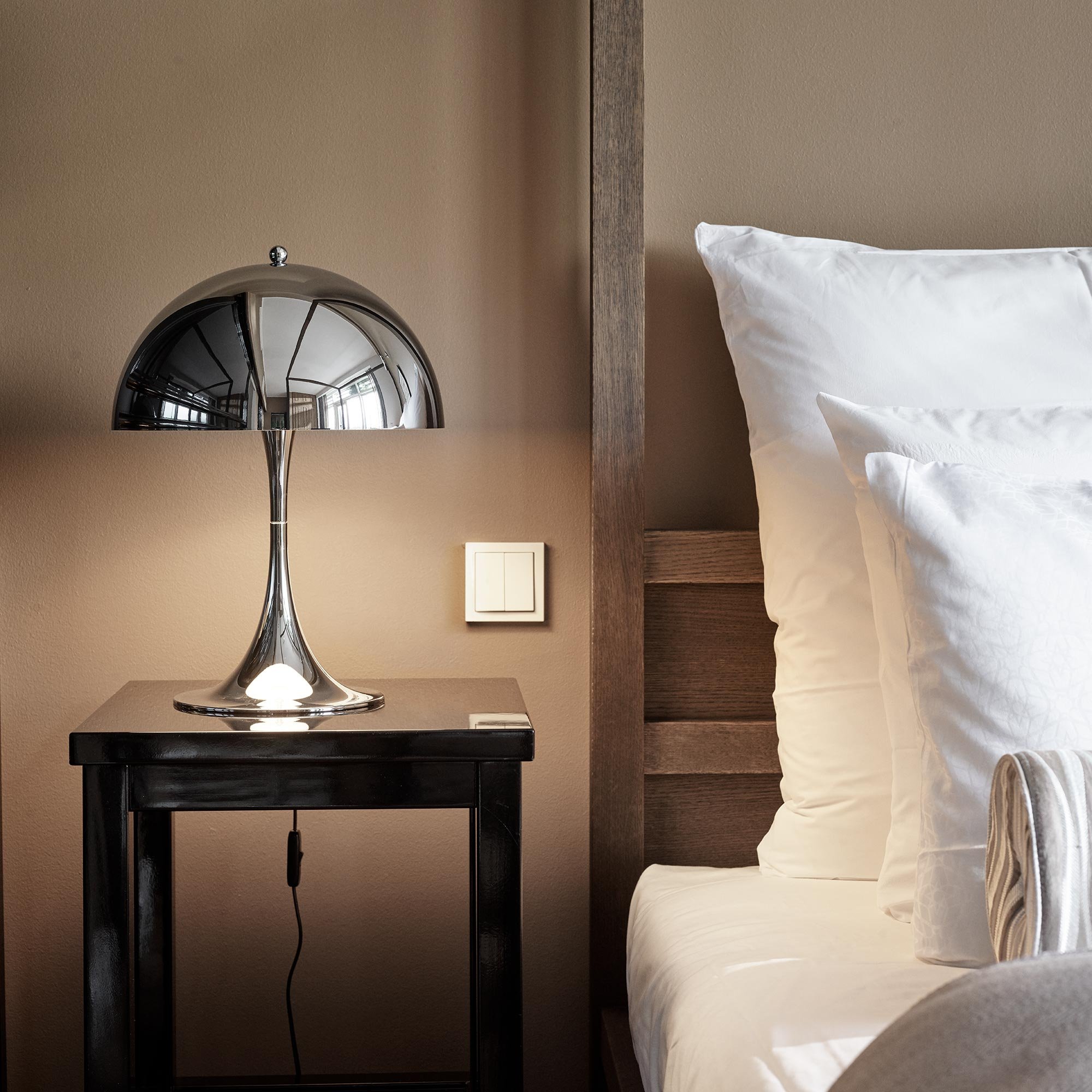 Louis Poulsen Panthella 320 Tischleuchte (opal beige)