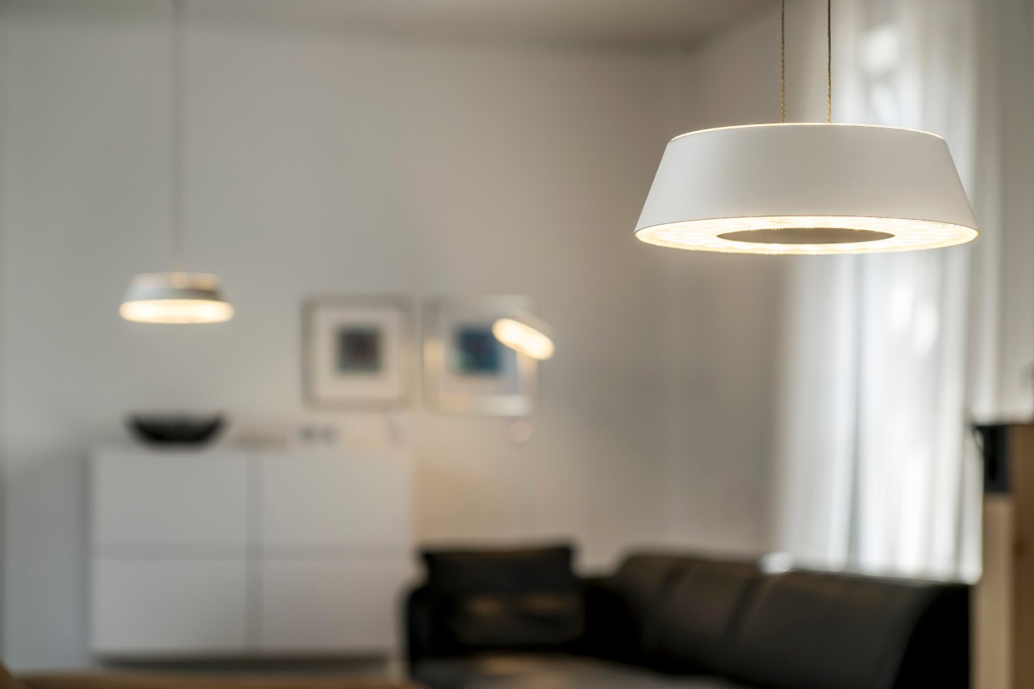 Oligo Glance LED Pendelleuchte mit unsichtbarer Höhenverstellung und weißem Baldachin (rot matt)