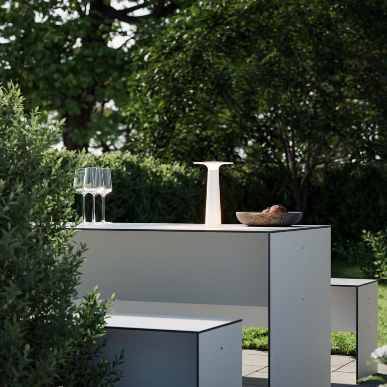 IP44.de lix Tischleuchte / Akkuleuchte - mit Charging Base (frozen silver)