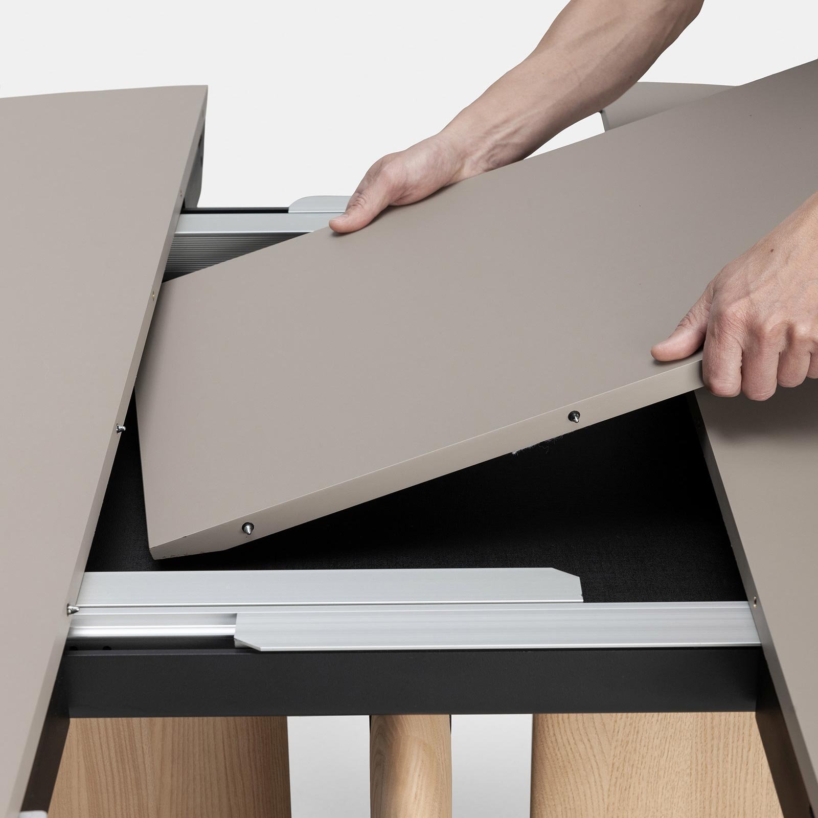 Kristalia Pala Fenix-NTM® Indoor Tisch rund ausziehbar (Ø 110 - 150cm, MDF weiß lackiert, MDF beschichtet mit Fenix-NTM® weiß kos 0032)