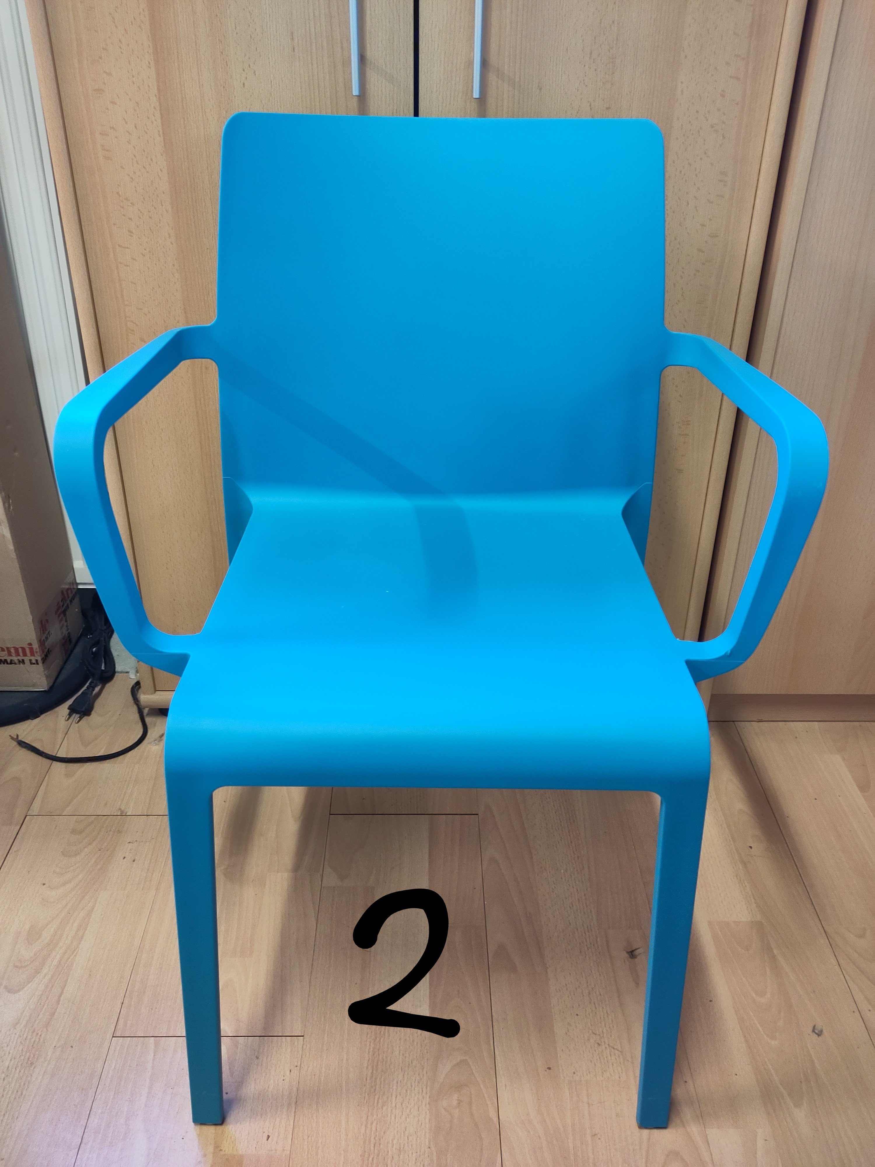 Pedrali Volt 675 Stuhl mit Armlehne - blau - Aussteller 2