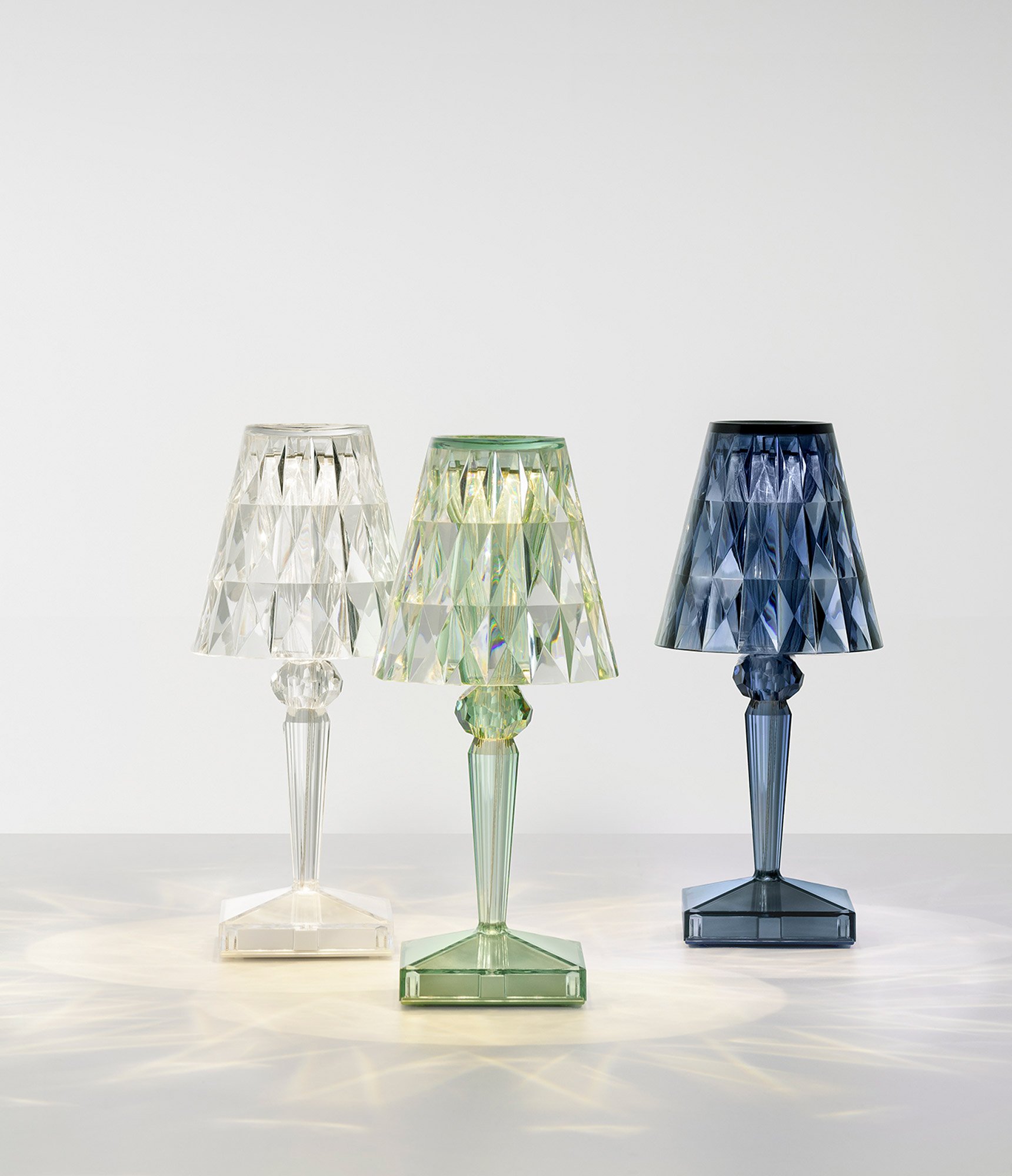 Kartell Battery Tischleuchte (rauchgrau transparent)