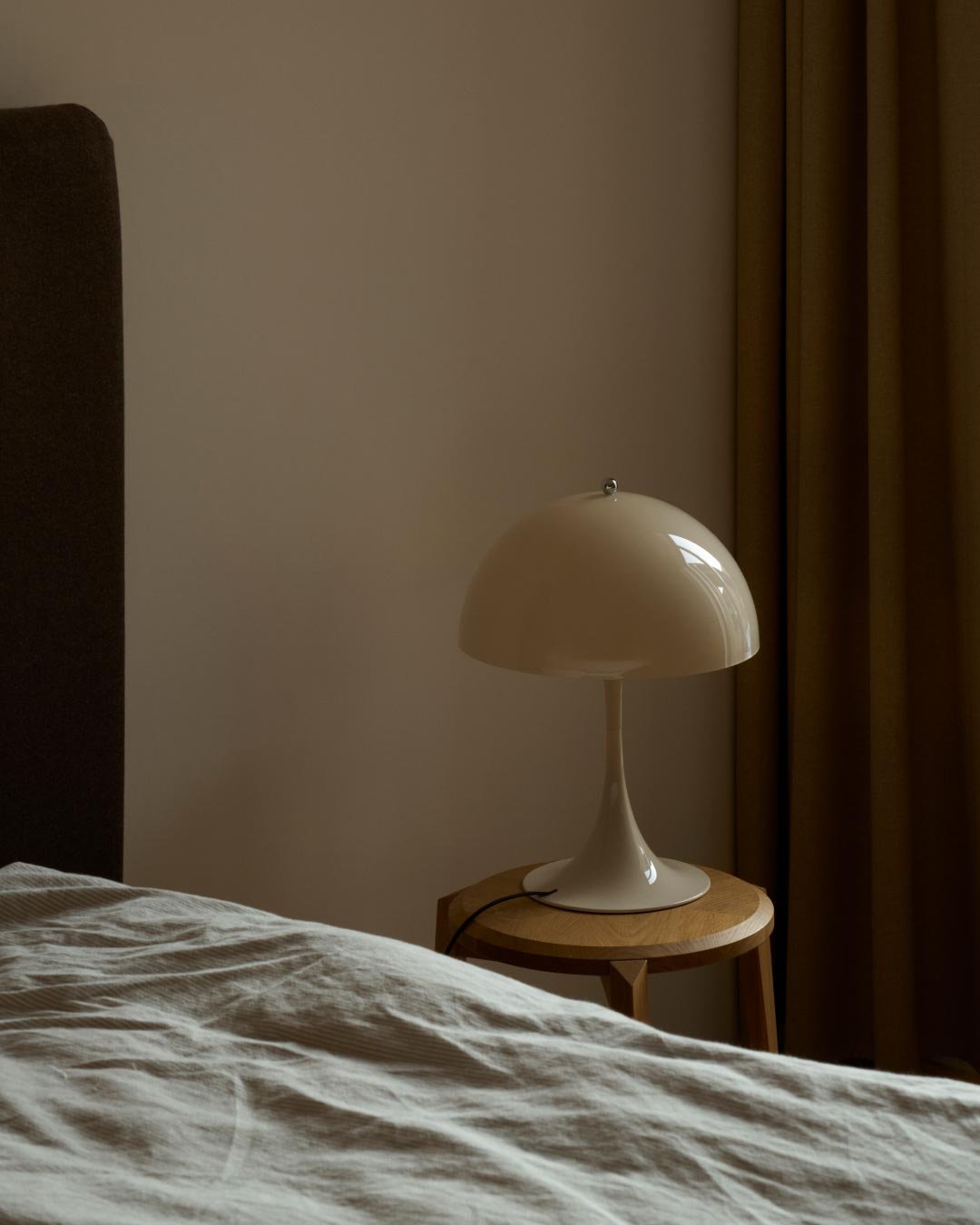 Louis Poulsen Panthella 320 Tischleuchte (opal beige)