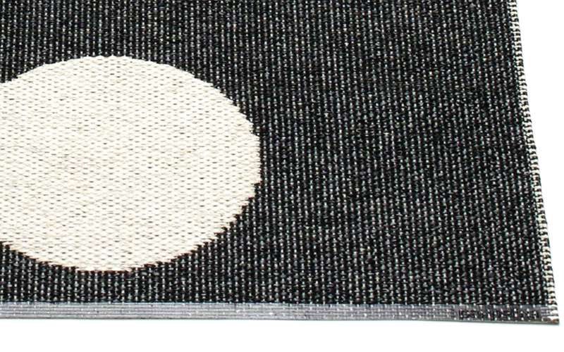 pappelina vera outdoor teppich schwarz vanille detail