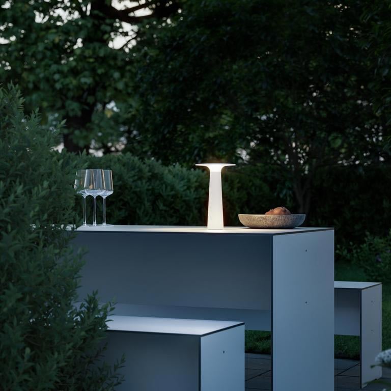 IP44.de lix Tischleuchte / Akkuleuchte - mit Charging Base (frozen silver)