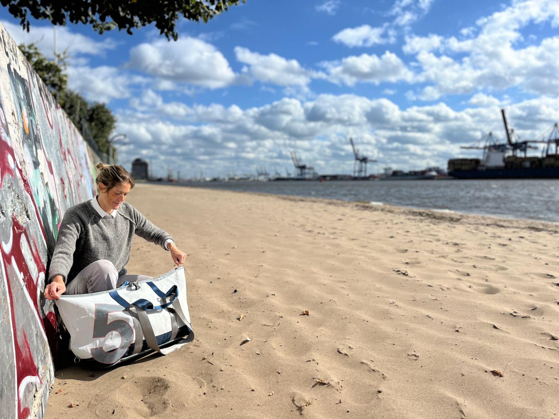 360° Taschen Kutter XL Reisetasche (weiß / blau, Zahl hellgrau, Gurt blau / grau, Boden in Plane grau)