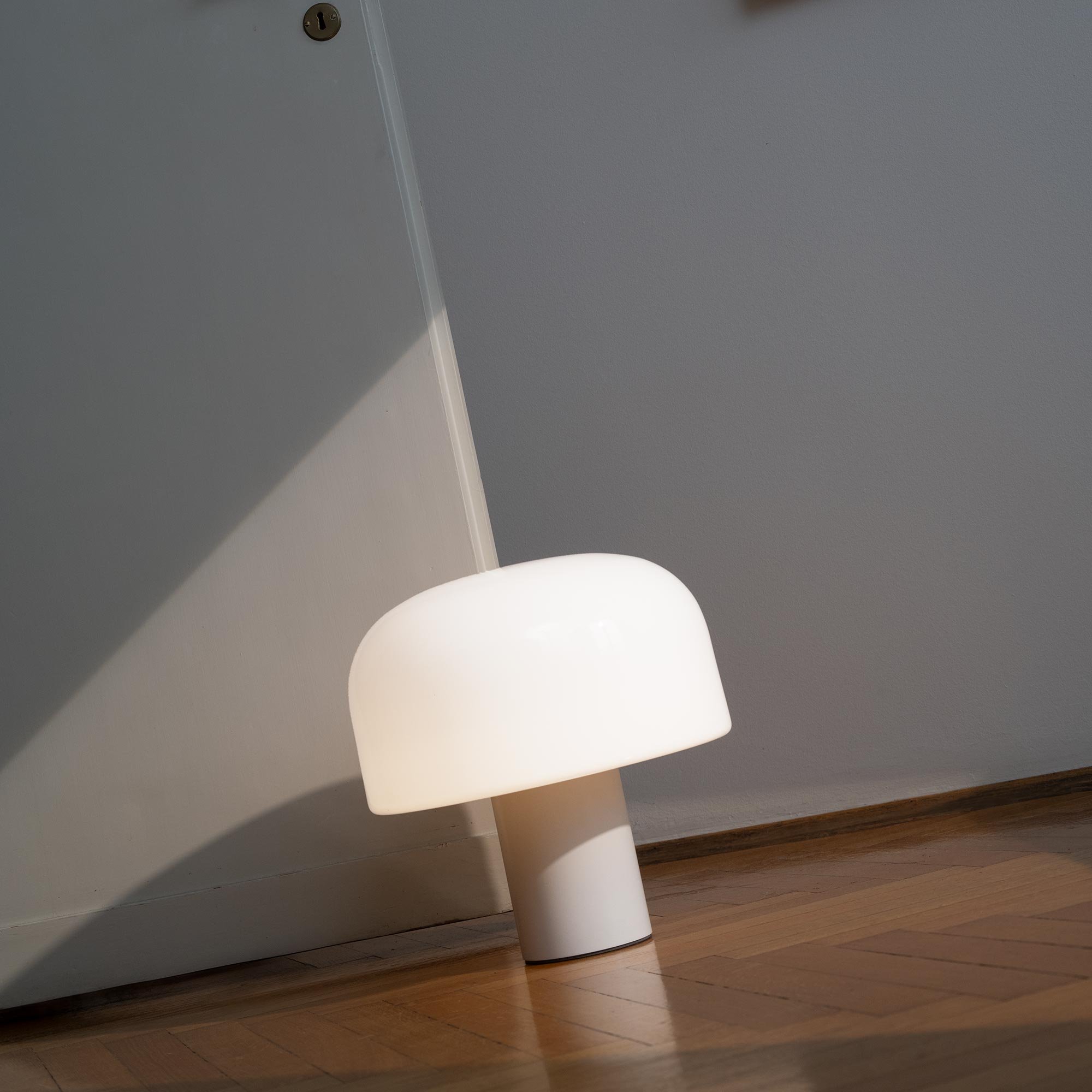 Flos Bellhop Glass T Tischleuchte (weiß)