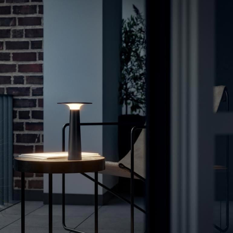 IP44.de lix Tischleuchte / Akkuleuchte - mit Charging Base (frozen silver)