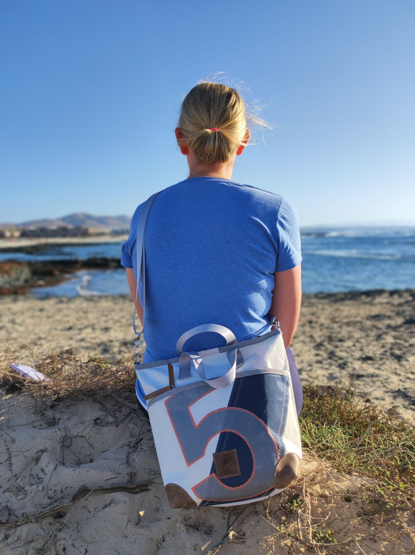 360° Taschen Deern Mini Schultertasche (weiß / Persenning grau, Stencil Aufschrift, Gurt grau)