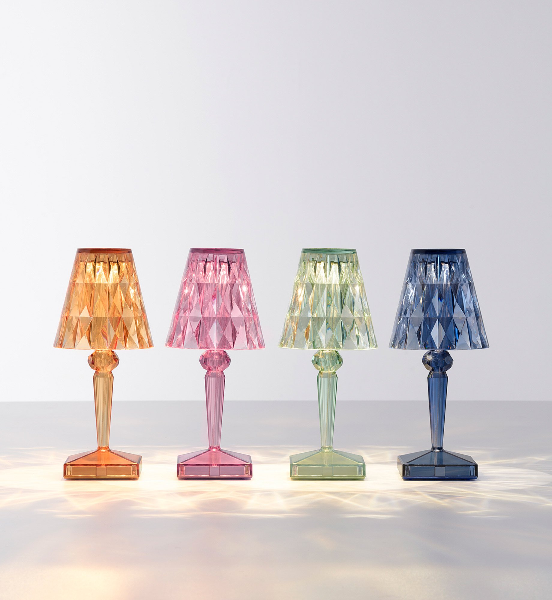 Kartell Battery Tischleuchte (rauchgrau transparent)