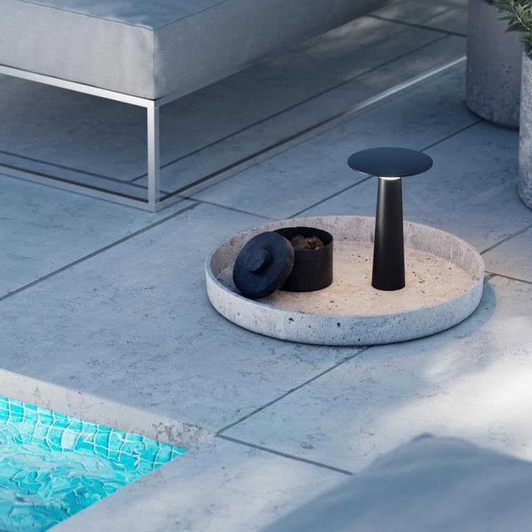 IP44.de lix Tischleuchte / Akkuleuchte - mit Charging Base (frozen silver)