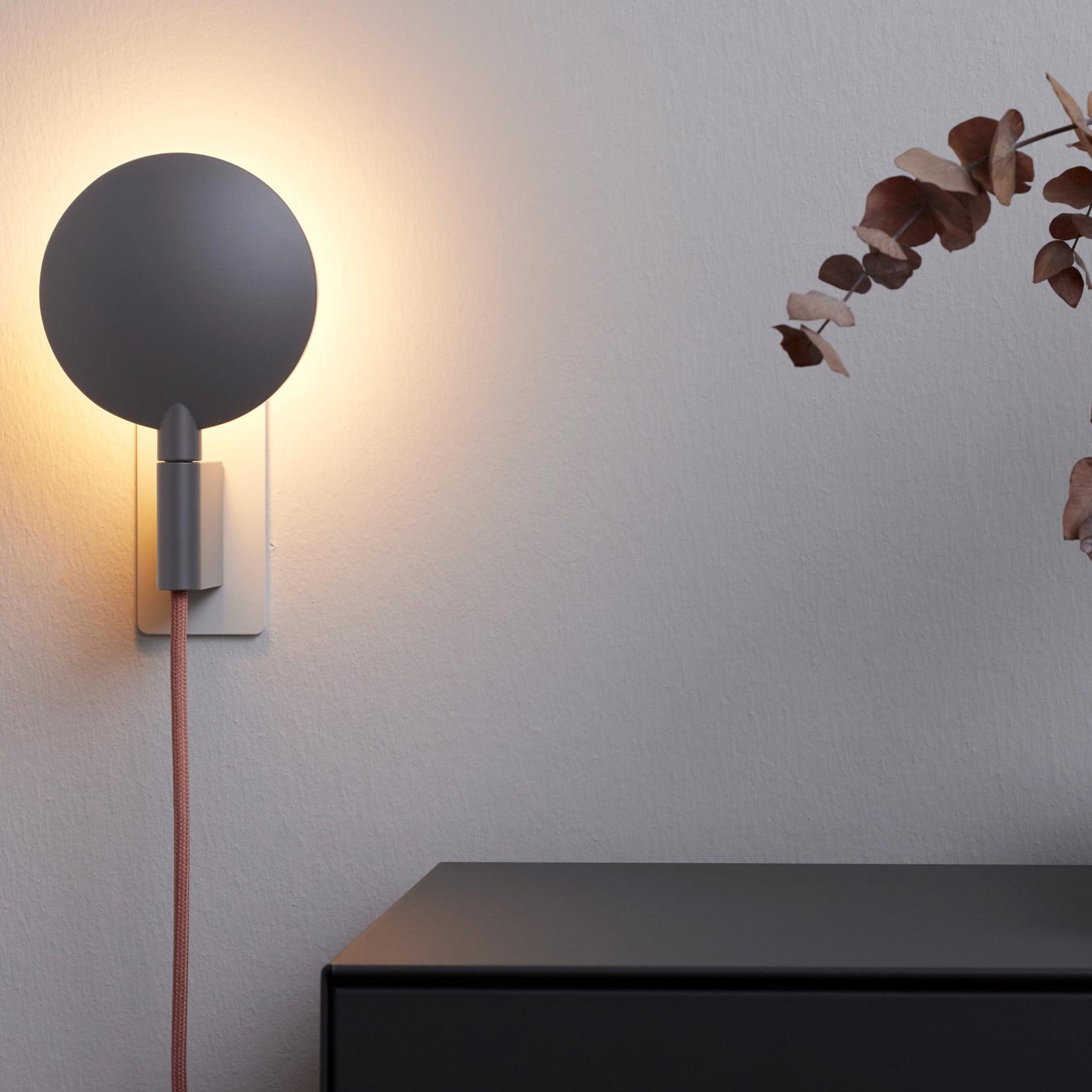 Mawa Design Maggy 1 Wandleuchte (schwarz matt, Kabel grau)