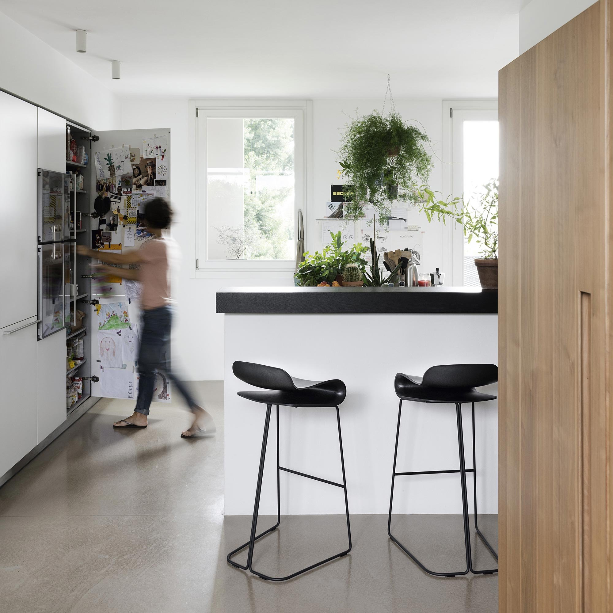 Kristalia BCN Barhocker mit Kufengestell 76cm (Sitz weiß / Gestell weiß)