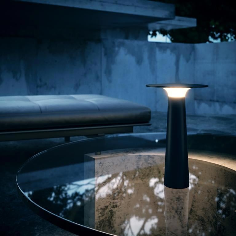 IP44.de lix Tischleuchte / Akkuleuchte - mit Charging Base (frozen silver)