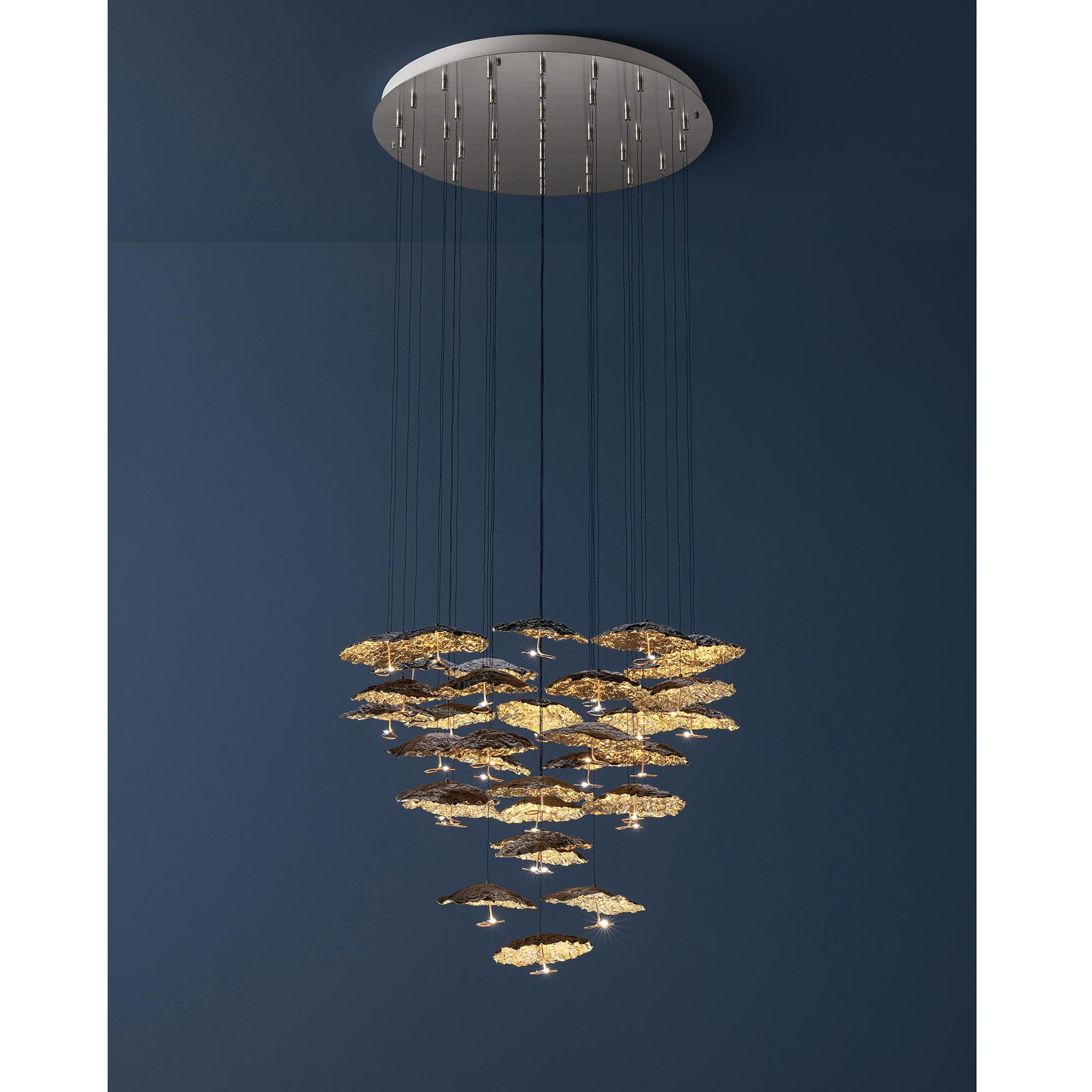 Catellani & Smith Gold Moon Chandelier Pendelleuchte (Grappolo (Traubenform-Anordnung), 22 x Ø 20cm Schirm schwarz / gold und 3 x Spotlight)
