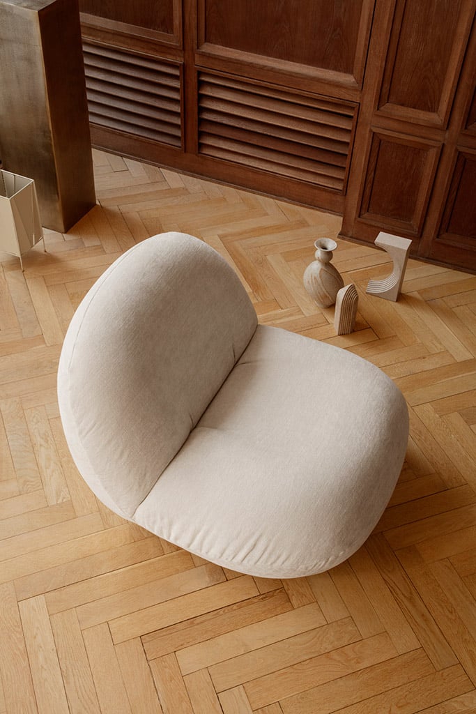 Gubi Pacha Lounge Chair Sessel, drehbare Basis perlgold
