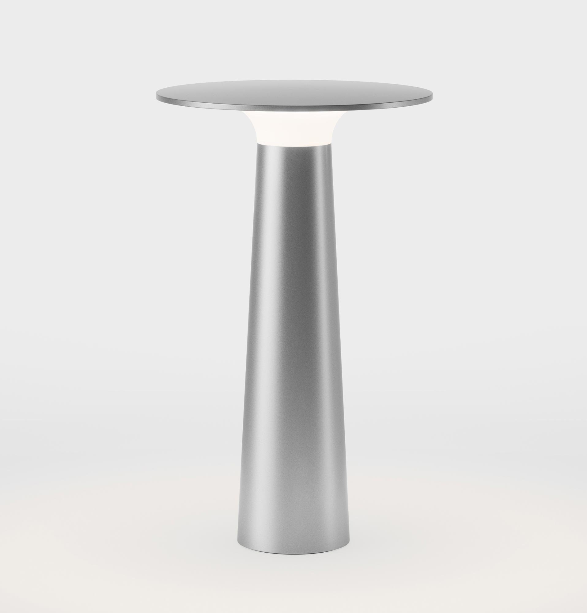 IP44.de lix Tischleuchte / Akkuleuchte - mit Charging Base (frozen silver)