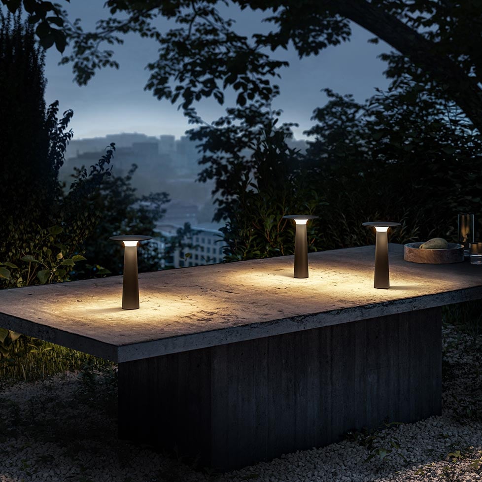 IP44.de lix Tischleuchte / Akkuleuchte - mit Charging Base (frozen silver)