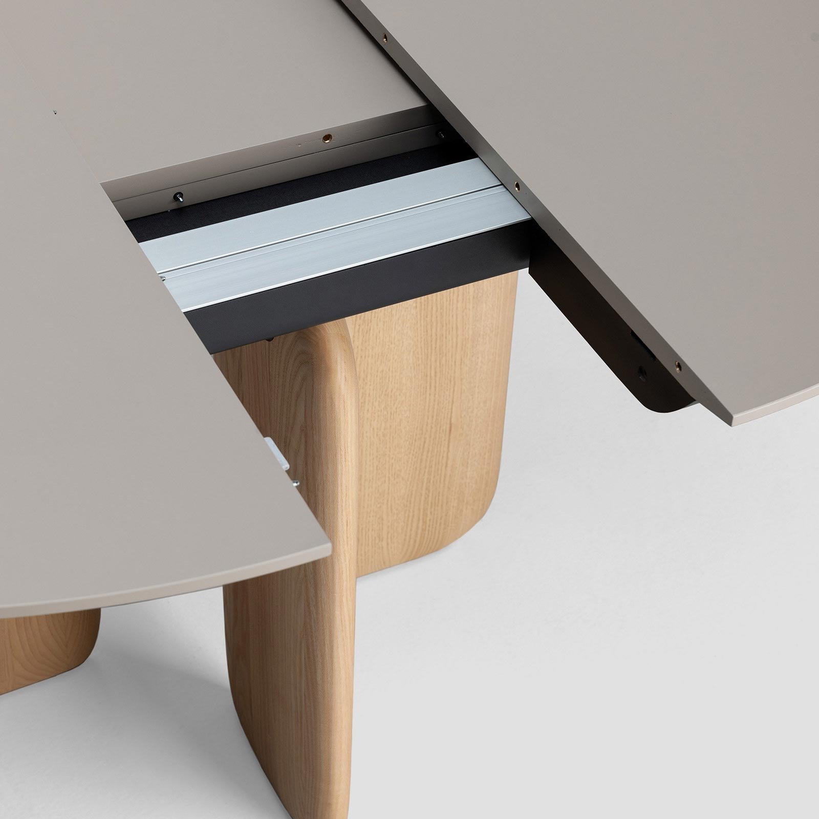 Kristalia Pala Fenix-NTM® Indoor Tisch rund ausziehbar (Ø 110 - 150cm, MDF weiß lackiert, MDF beschichtet mit Fenix-NTM® weiß kos 0032)