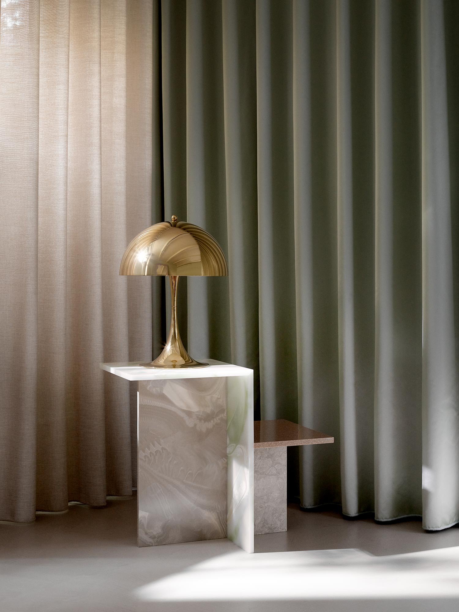Louis Poulsen Panthella 320 Tischleuchte (opal beige)