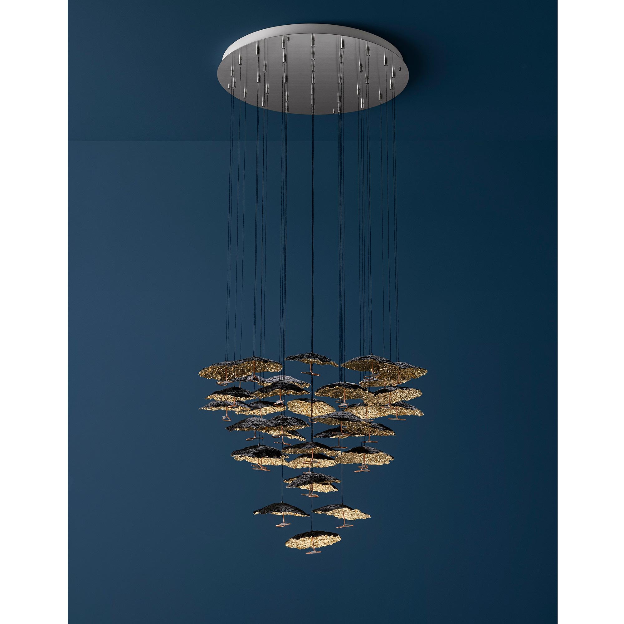 Catellani & Smith Gold Moon Chandelier Pendelleuchte (Cascata (Wasserfall-Anordnung), 20 x Ø 20cm Schirm schwarz / gold)