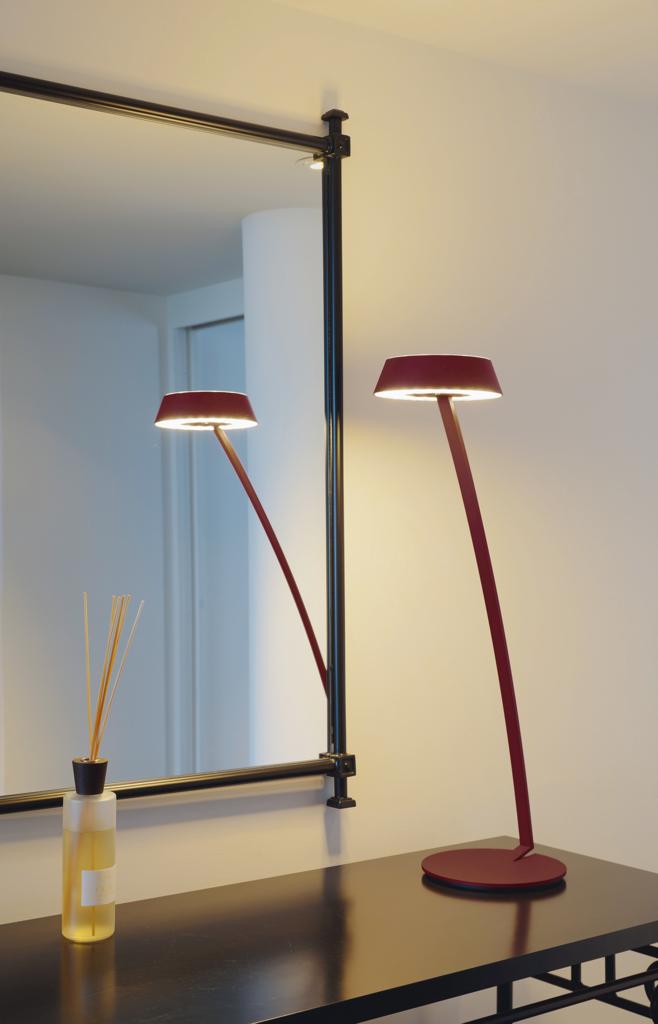 oligo-glance-led-tischleuchte-gebogen-ambiente-spiegel