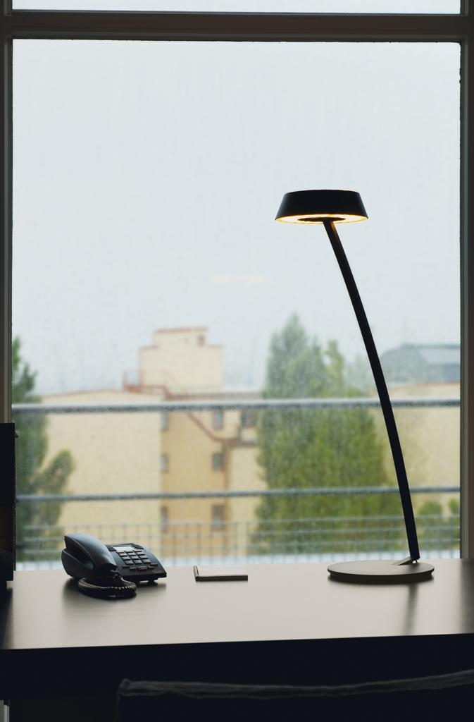 oligo-glance-led-tischleuchte-gebogen-ambiente-fenster