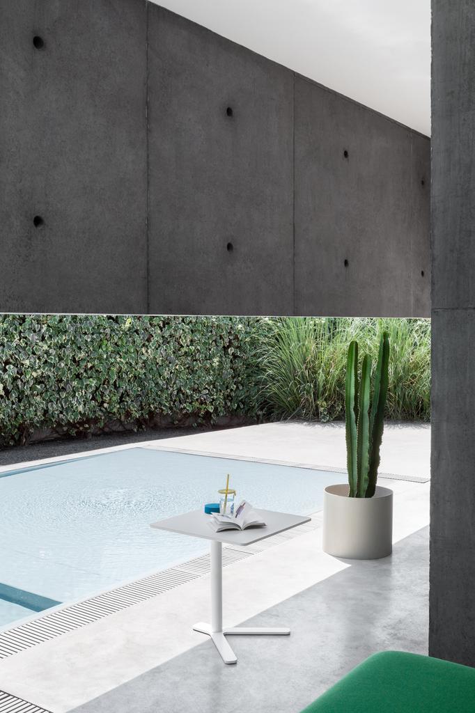 Lapalma-Yo-Outdoor-Beistelltisch-qudratisch-weiss-HPL-Fenix-weiss-Ambiente-Pool