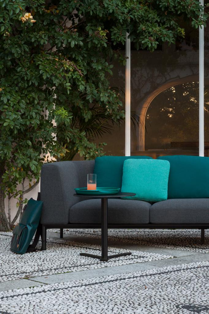 Lapalma-Yo-Outdoor-Beistelltisch-rund-schwarz-HPL-Fenix-schwarz-Ambiente-Terrasse