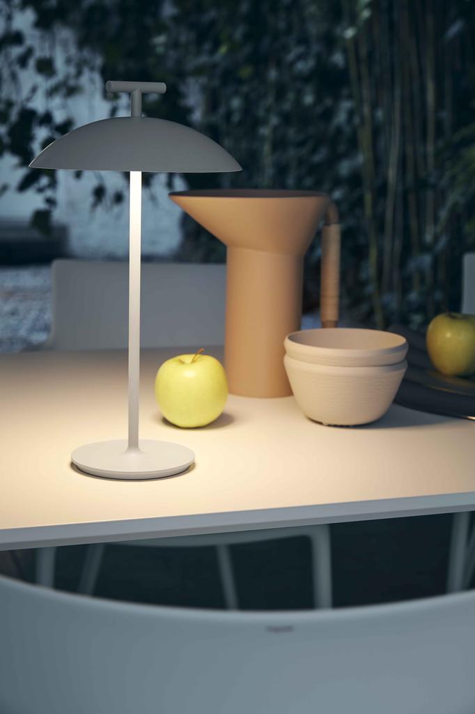 Kartell-Mini-Geen-A-Akkuleuchte-weiss-Ambiente-Esstisch