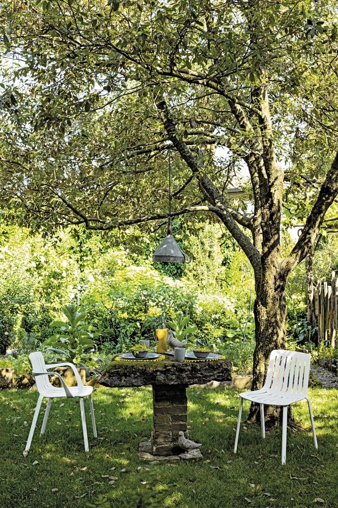 Magis-Plato-Stuhl-weiss-Ambiente-Garten